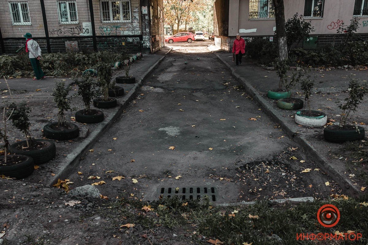 В разных дворах есть как свежее асфальтовое покрытие, так и старые ямы