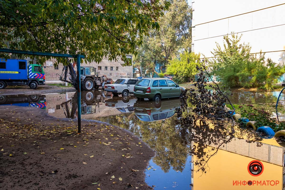 Во дворе на Мониторной прорвало водопроводную трубу