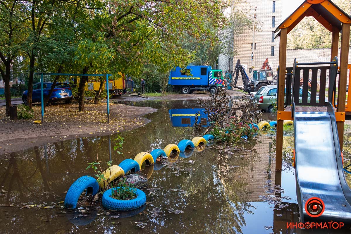Со слов жильцов, коммунальщики откачивают воду из коллектора прямиком на землю