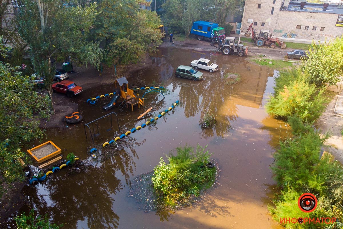 Детская площадка оказалось затопленной
