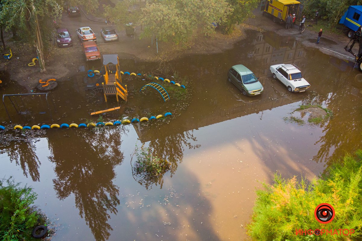 Водой затопило двор дома № 2