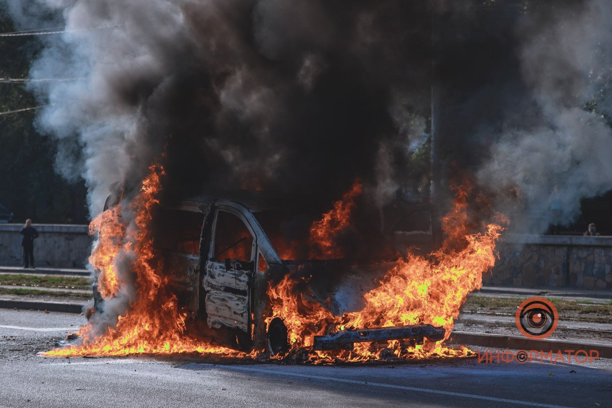 На проспекте Богдана Хмельницкого загорелся Mercedes-Benz Vito