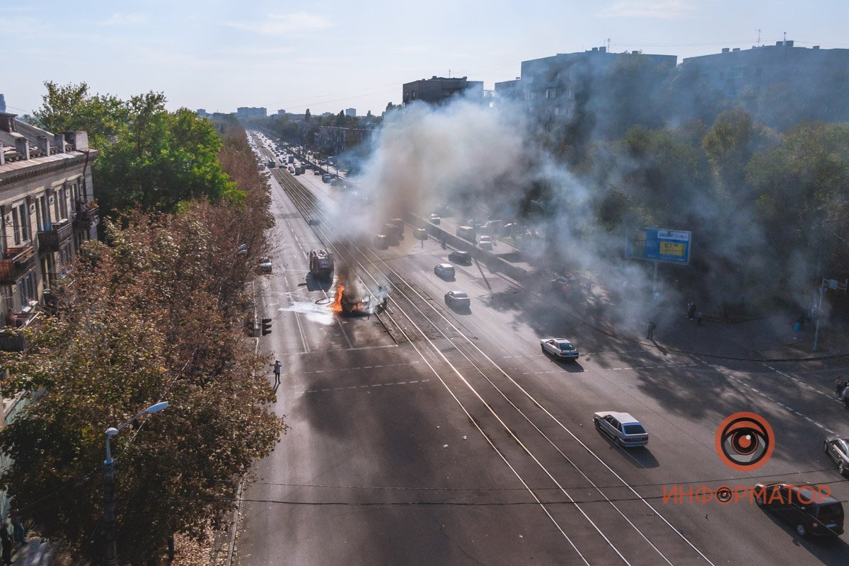 В нескольких метрах от перекрестка из-под капота машины пошел дым
