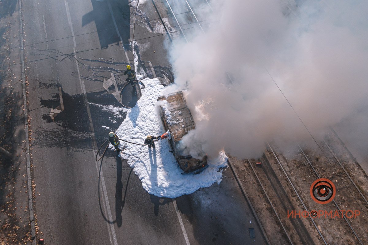 Микроавтобус выгорел дотла