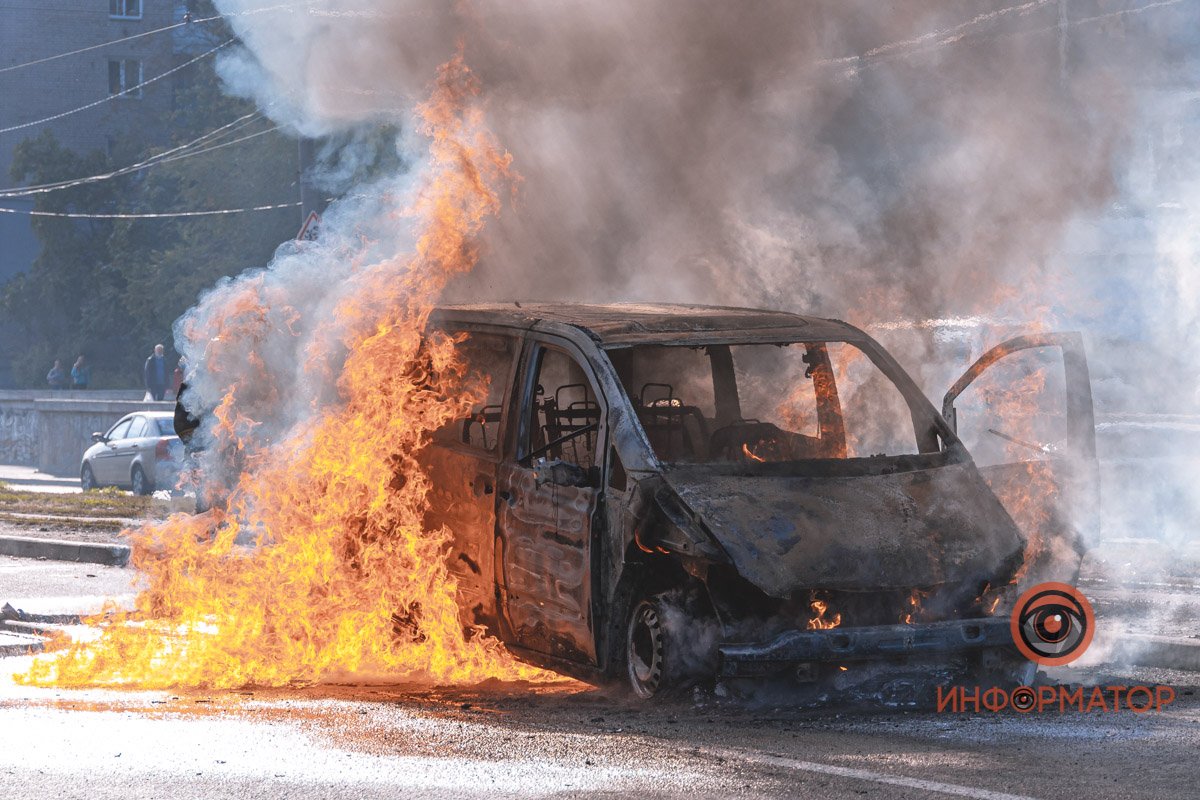 Водители проезжающих мимо машин пытались помочь потушить микроавтобус, но все бесполезно