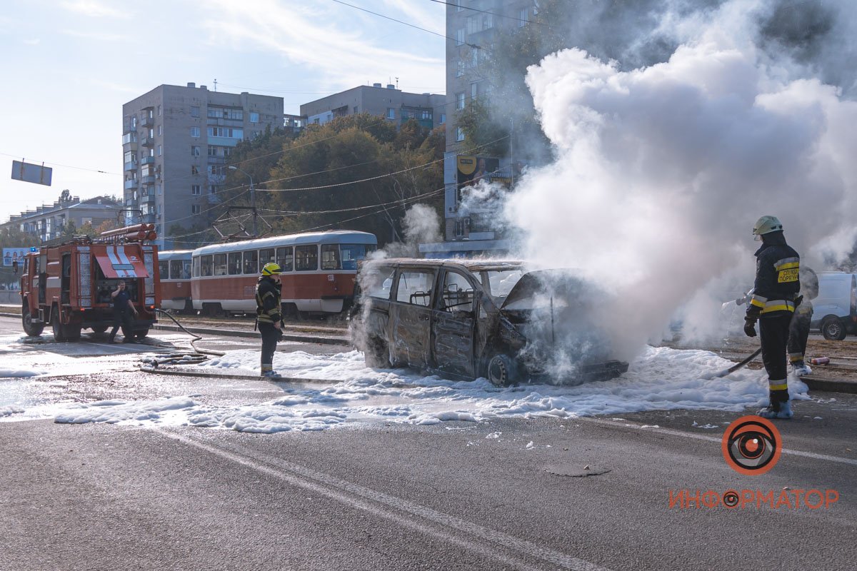 В Днепре на проспекте Богдана Хмельницкого сгорел Mercedes Vito 12