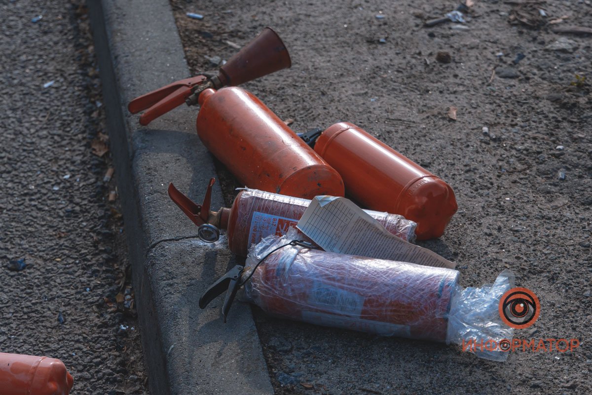 Огнетушители водителей, которые пытались помочь потушить автомобиль