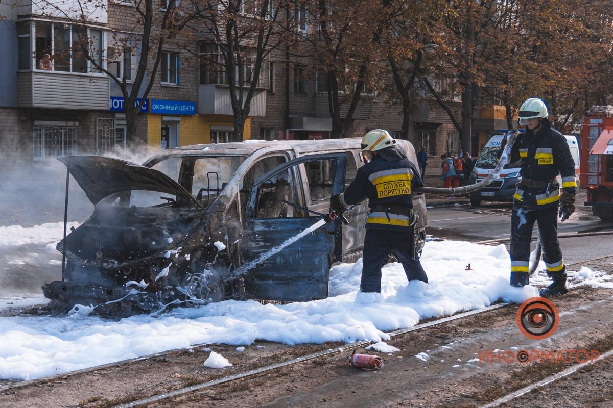 В салоне микроавтобуса было два человека - они не пострадали