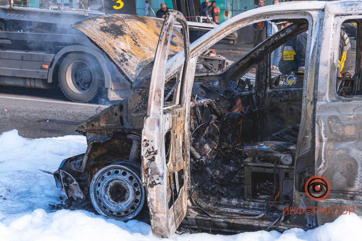 Микроавтобус выгорел дотла