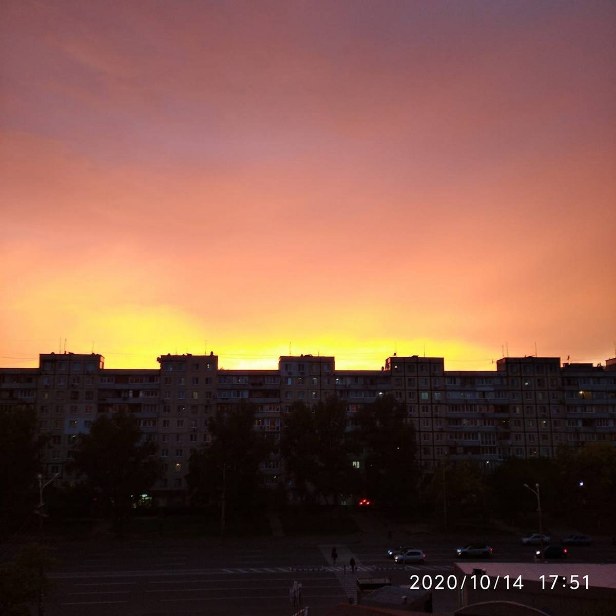 Солнце пробивается сквозь дома