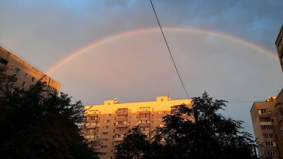 Испускает свет