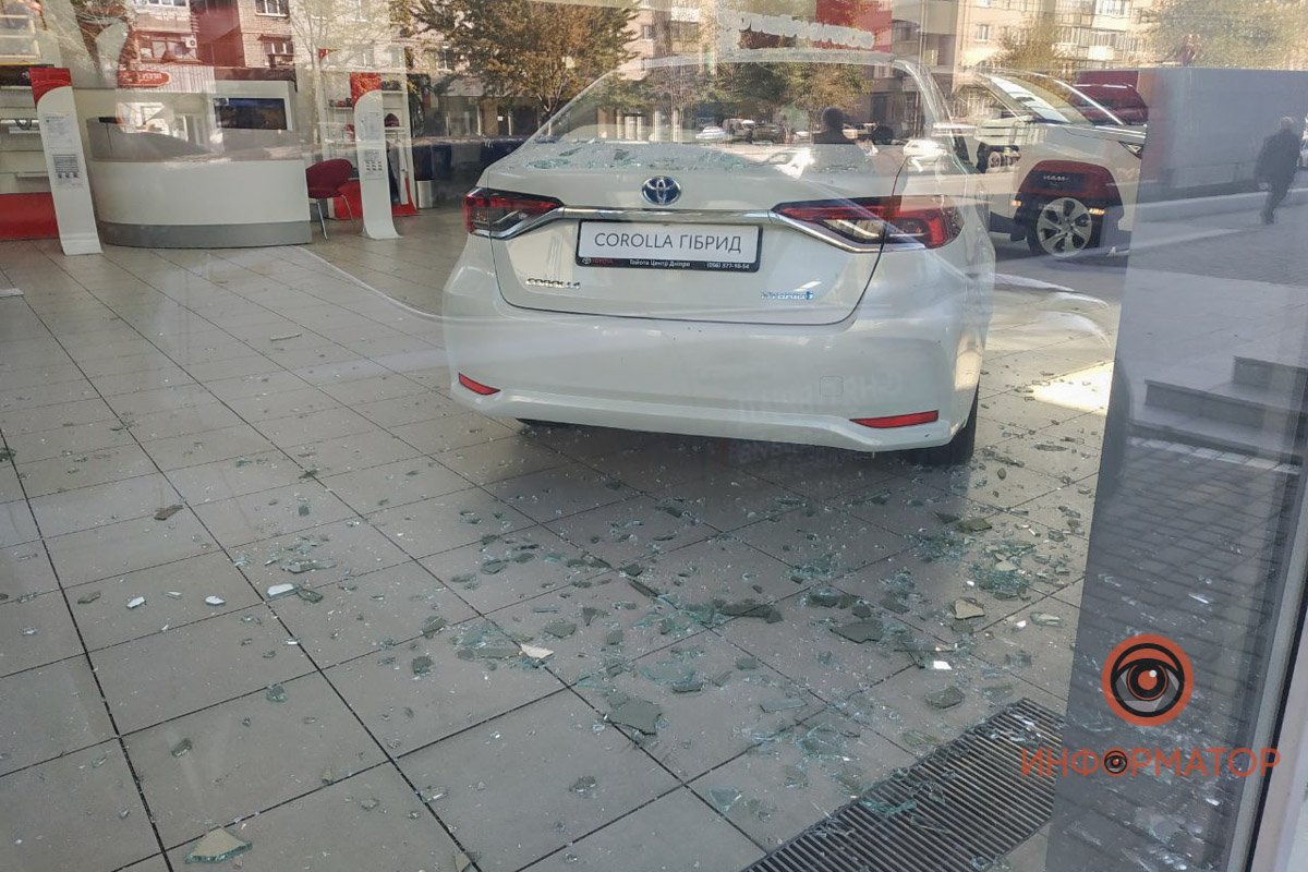 Провод отлетел в автосалон Провод отлетел в автосалон