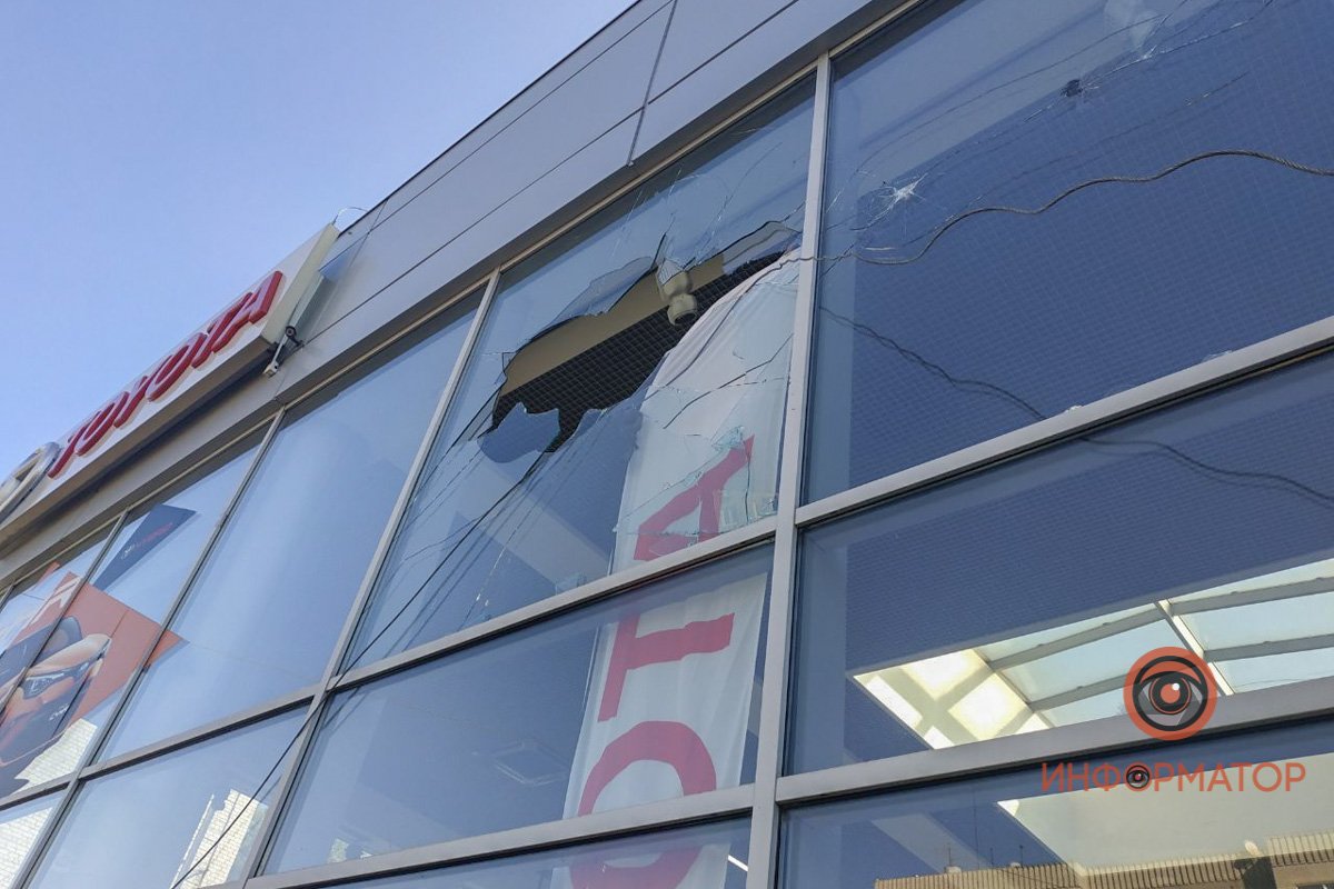 Повредилась витрина Повредилась витрина