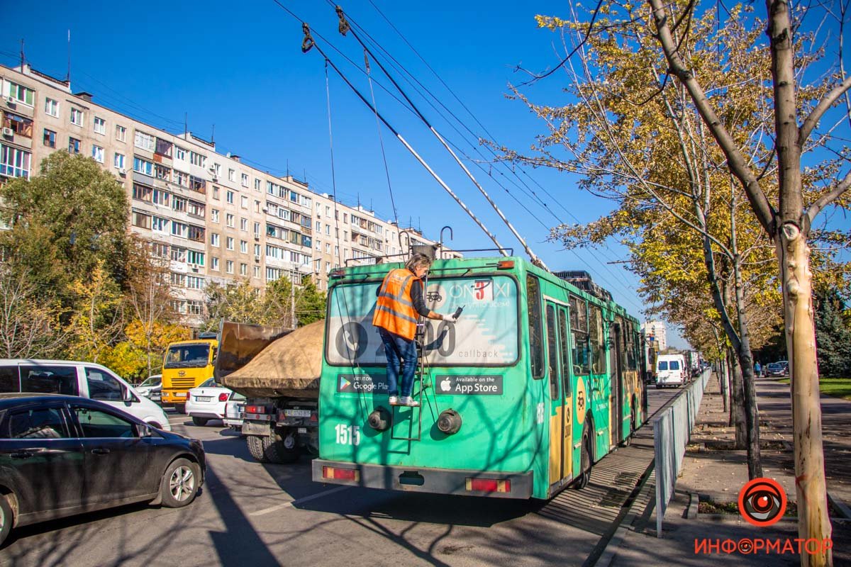 В Днепре на Слобожанском манипулятор оборвал троллейбусную линию: видео момента аварии 1