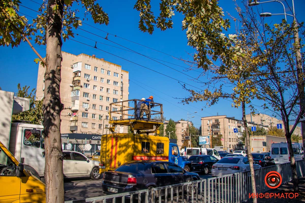 В Днепре на Слобожанском манипулятор оборвал троллейбусную линию: видео момента аварии 2