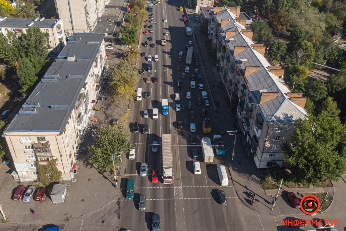 В Днепре на Слобожанском манипулятор оборвал троллейбусную линию: видео момента аварии 3