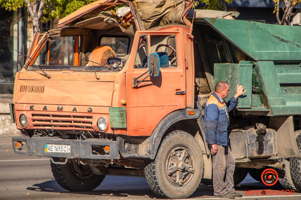 В Днепре на Слобожанском манипулятор оборвал троллейбусную линию: видео момента аварии 4