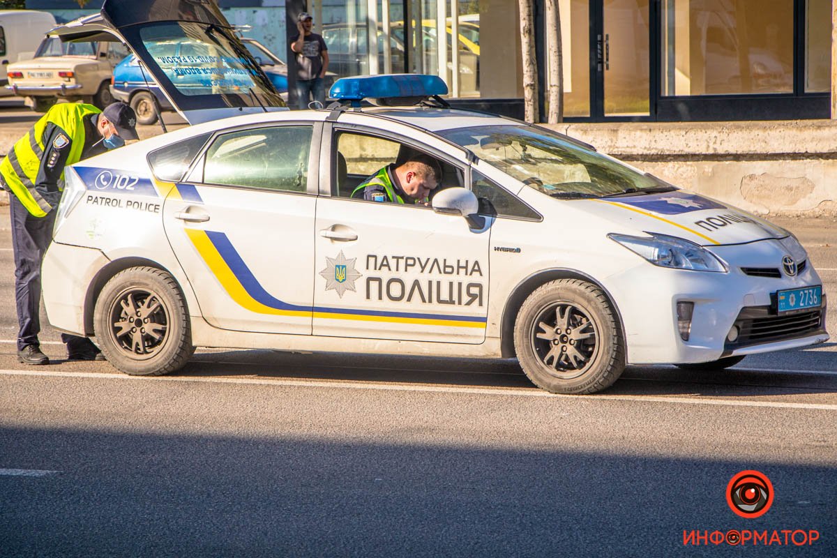 В Днепре на Слобожанском манипулятор оборвал троллейбусную линию: видео момента аварии 5