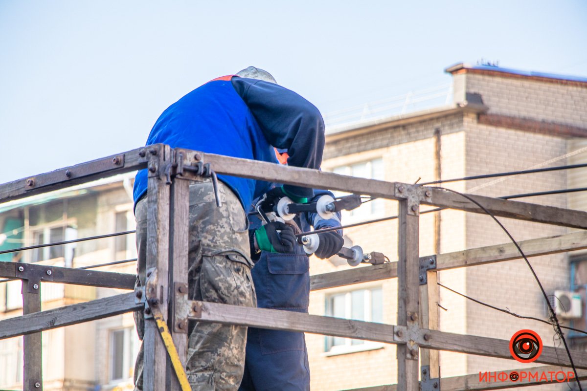 В Днепре на Слобожанском манипулятор оборвал троллейбусную линию: видео момента аварии 6