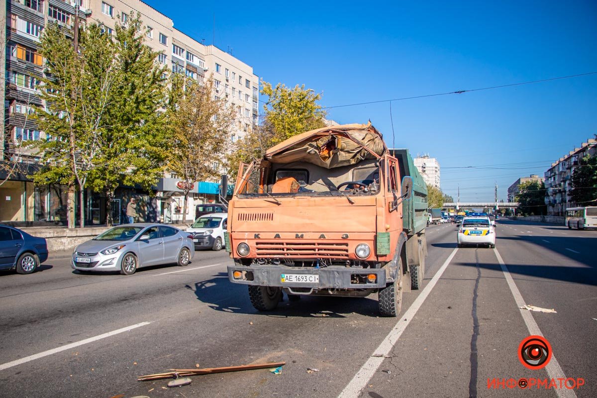 В Днепре на Слобожанском манипулятор оборвал троллейбусную линию: видео момента аварии 7