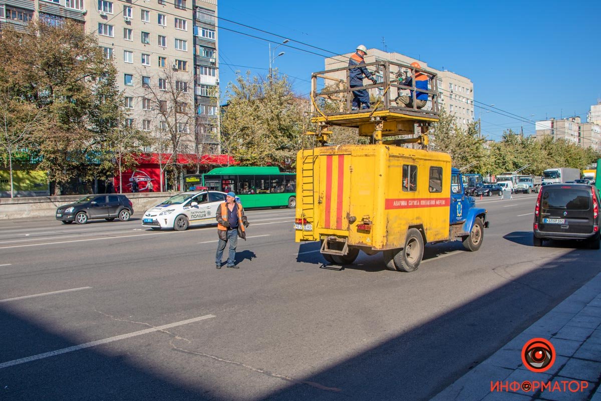 В Днепре на Слобожанском манипулятор оборвал троллейбусную линию: видео момента аварии 8