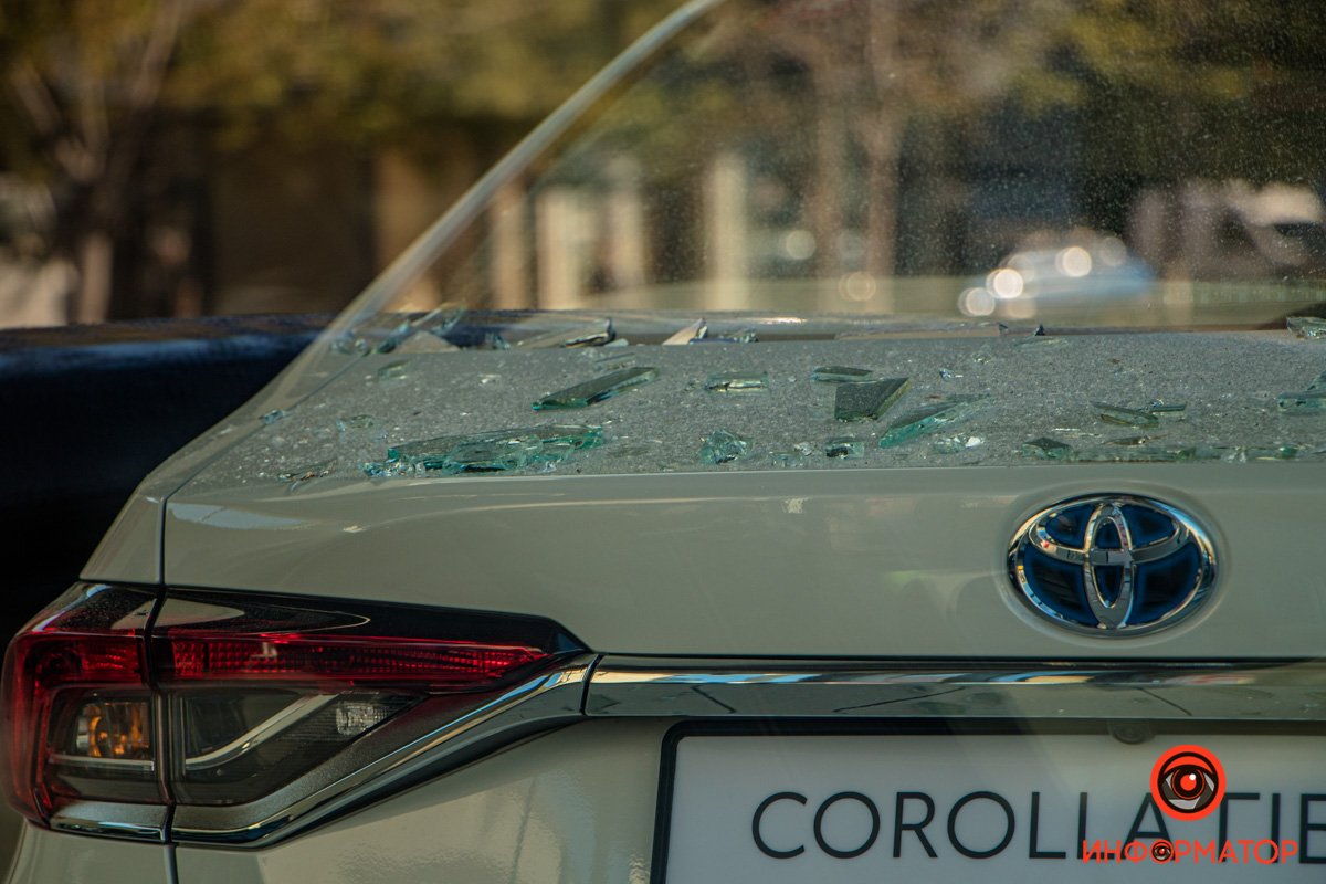 В Днепре на Слобожанском манипулятор оборвал троллейбусную линию: видео момента аварии 9