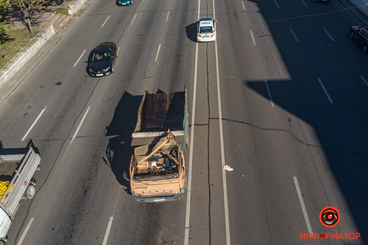 В Днепре на Слобожанском манипулятор оборвал троллейбусную линию: видео момента аварии 10