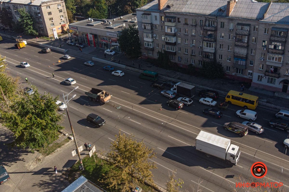 В Днепре на Слобожанском манипулятор оборвал троллейбусную линию: видео момента аварии 11