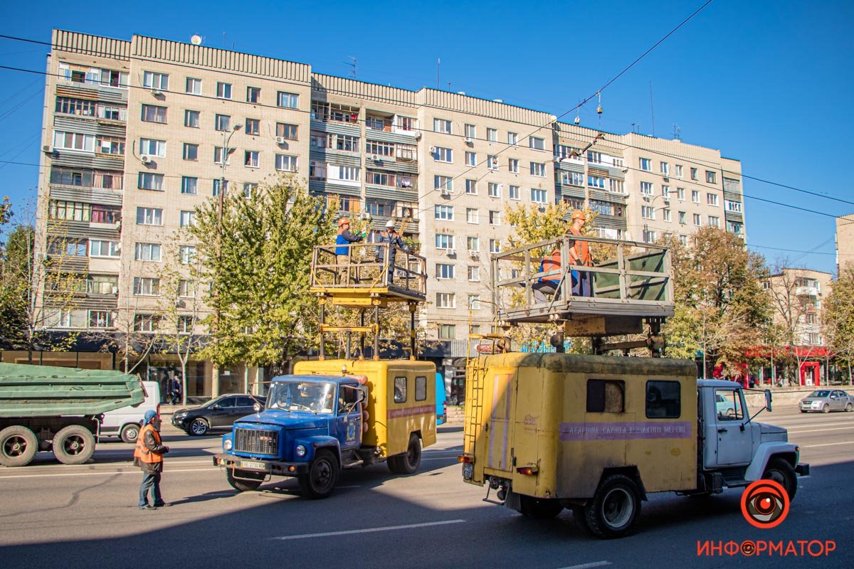 В Днепре на Слобожанском манипулятор оборвал троллейбусную линию: видео момента аварии 12