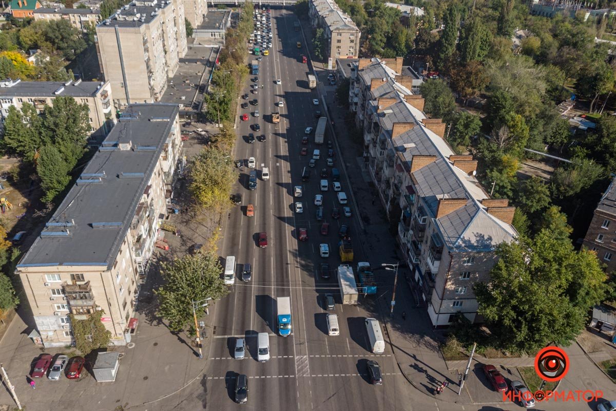 В Днепре на Слобожанском манипулятор оборвал троллейбусную линию: видео момента аварии 13