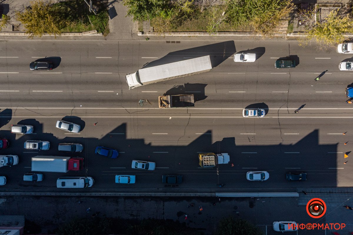 В Днепре на Слобожанском манипулятор оборвал троллейбусную линию: видео момента аварии 14
