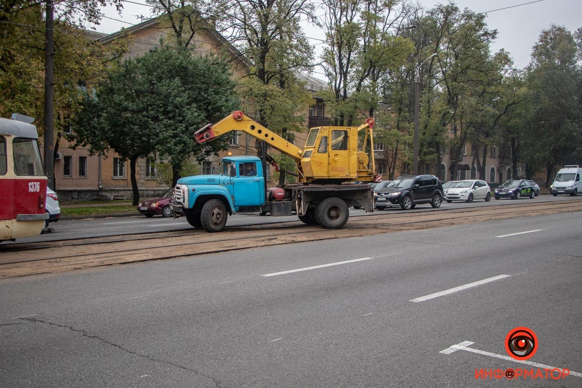 Вагон при помощи крана ставят обратно на рельсы Вагон при помощи крана ставят обратно на рельсы