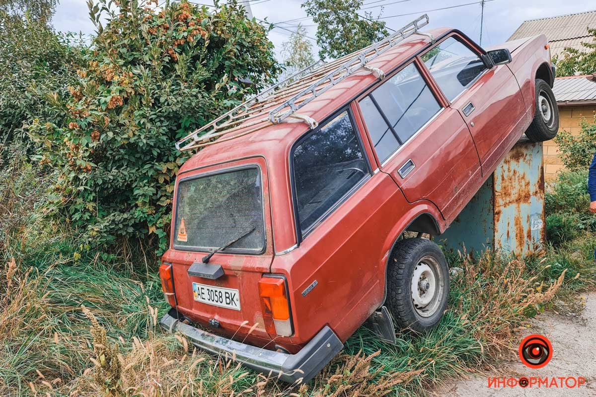 Автомобиль вылетел на обочину, наехал на мусорный бак и повис на нем Автомобиль вылетел на обочину, наехал на мусорный бак и повис на нем