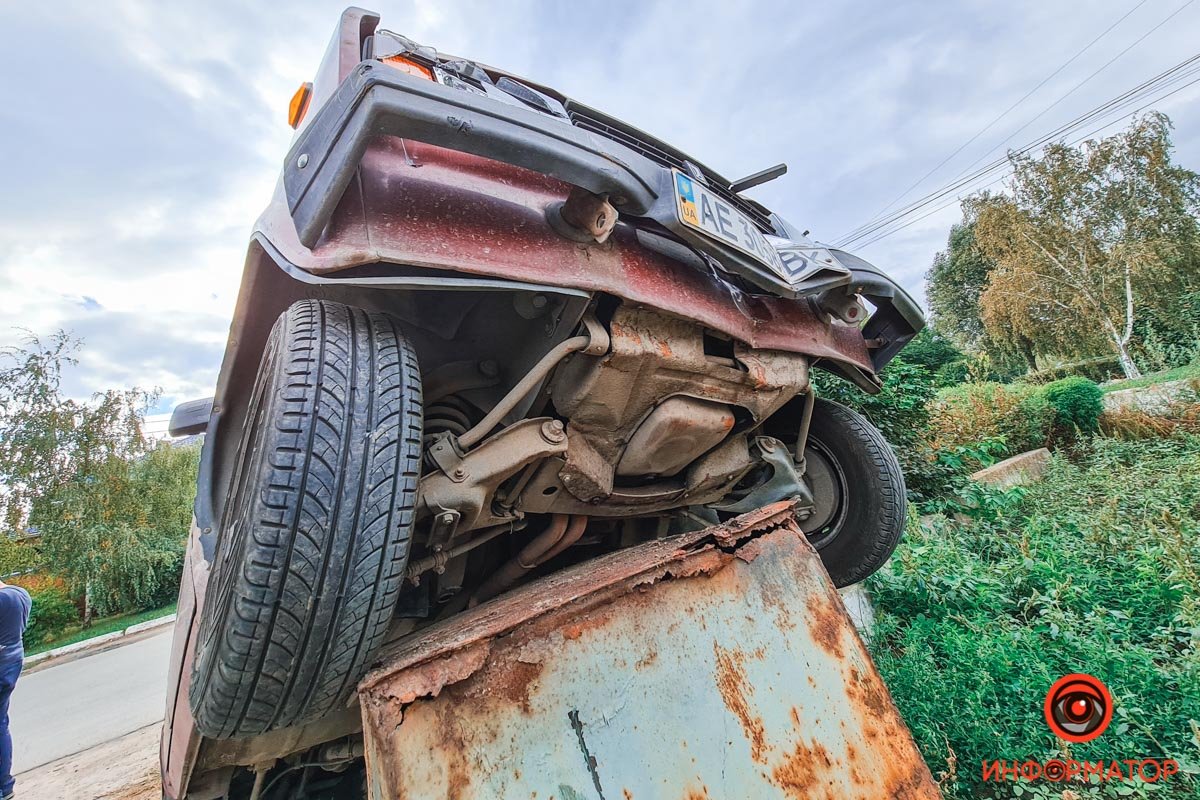 Снимать машину с бака будет кран-манипулятор Снимать машину с бака будет кран-манипулятор