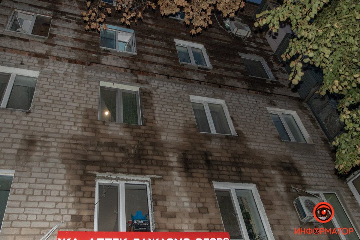 Стена дома после водопада Стена дома после водопада