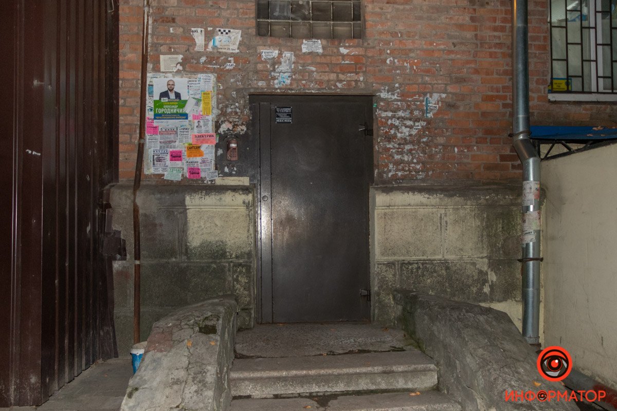 Люди боятся включать свет, так как потолки и стены квартир в воде Люди боятся включать свет, так как потолки и стены квартир в воде