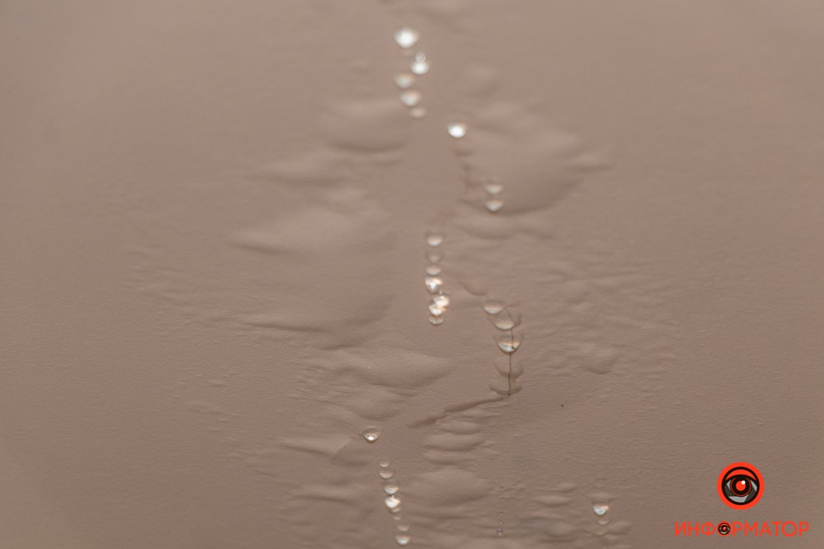 После этого водопад возник сначала за окном, вода текла по стене дома После этого водопад возник сначала за окном, вода текла по стене дома