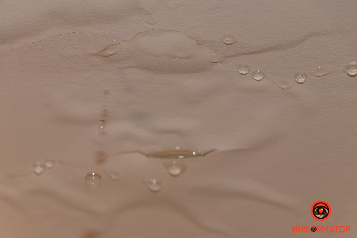 А после – уже и с потолка в их квартирах. А после – уже и с потолка в их квартирах.