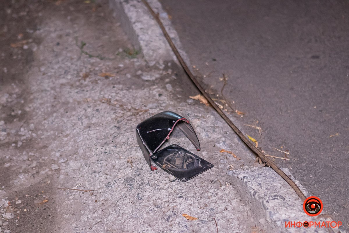 Боковое зеркало лежит на обочине