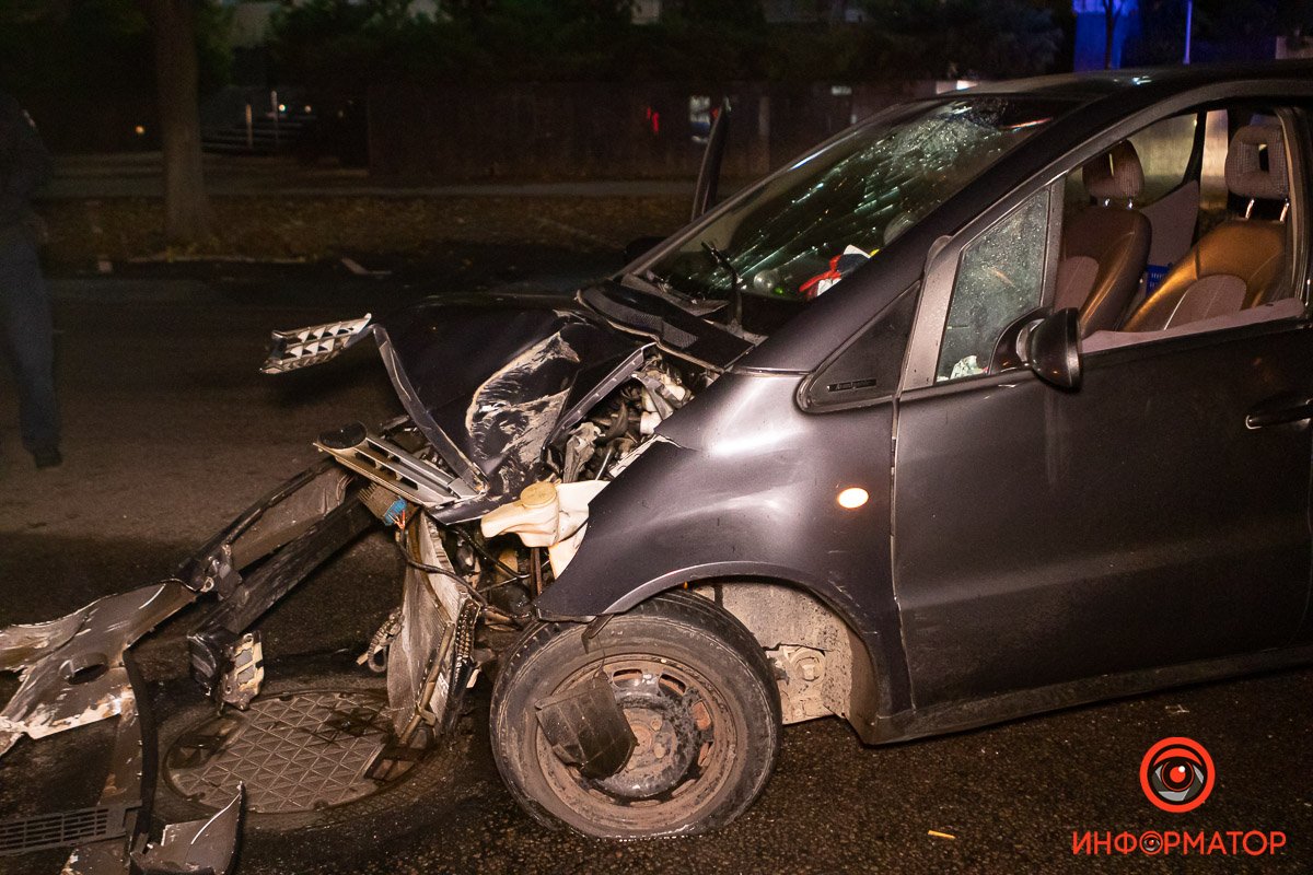 По словам свидетелей, водитель влетел в электроопору По словам свидетелей, водитель влетел в электроопору