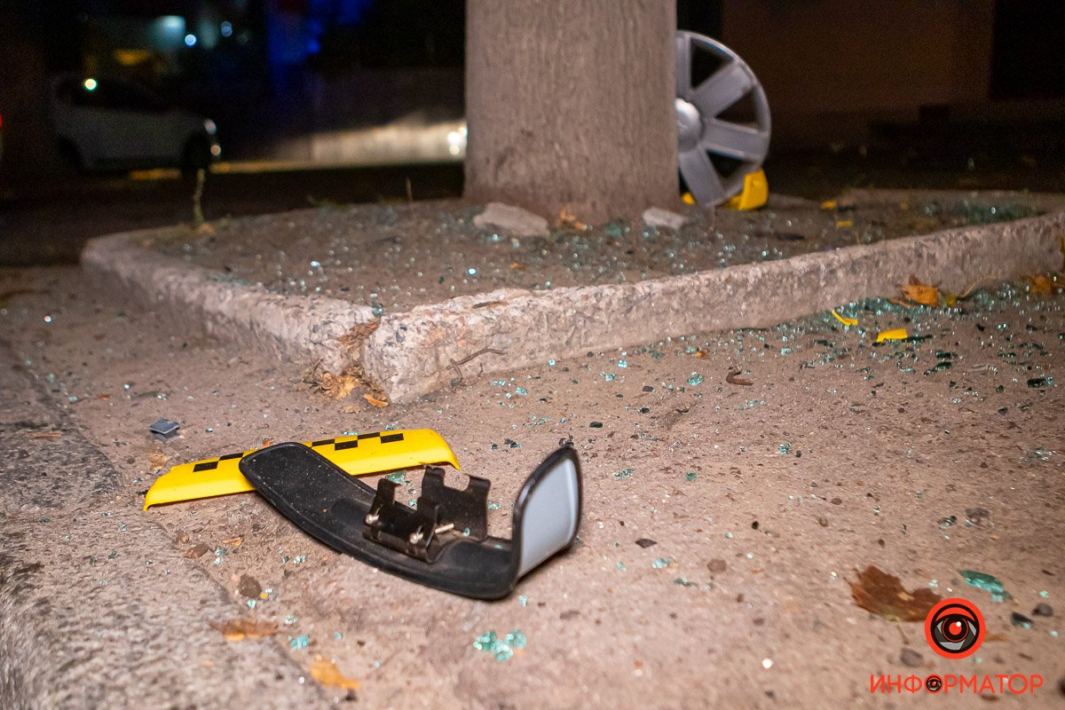 На месте аварии лежала разбитая "шашка" такси На месте аварии лежала разбитая "шашка" такси