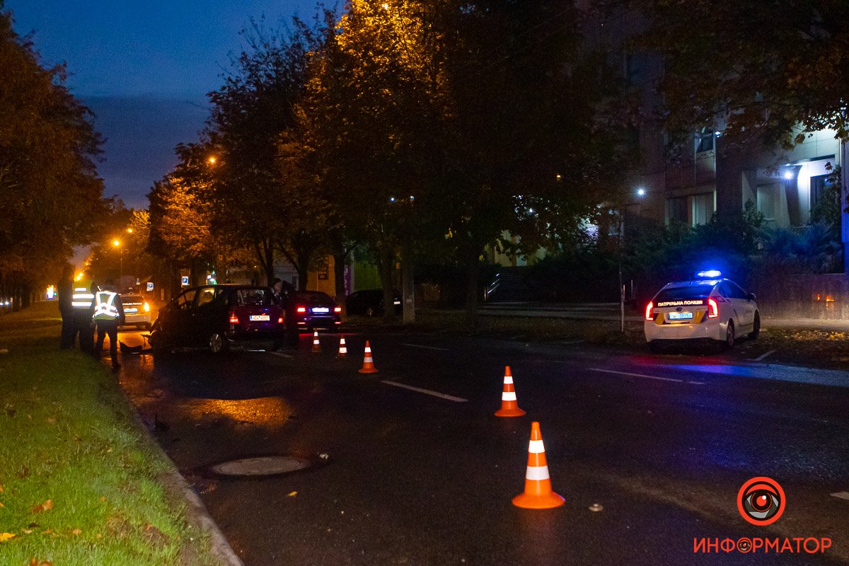 После удара Mercedes отнесло к обочине крайне левой полосы После удара Mercedes отнесло к обочине крайне левой полосы