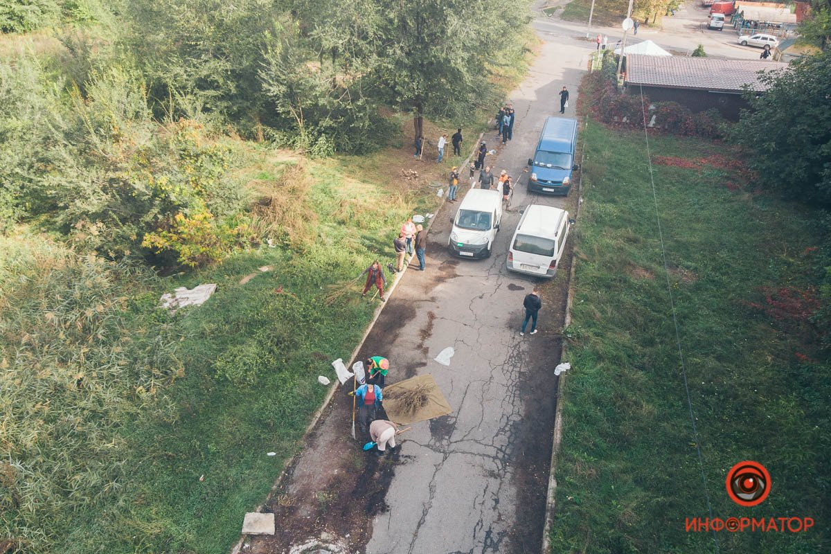 В сквер между улицами Данила Нечая и Оранжевой вышли несколько десятков людей со специнструментами В сквер между улицами Данила Нечая и Оранжевой вышли несколько десятков людей со специнструментами