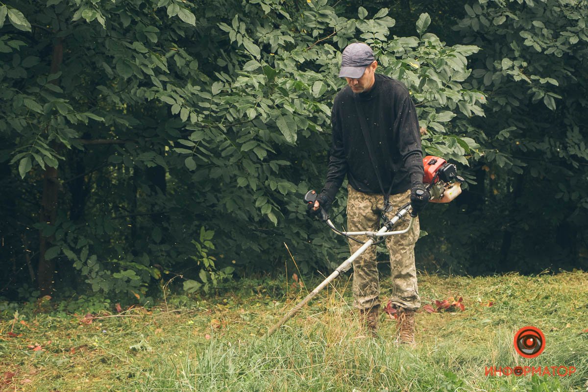 По словам участников акции, коммунальные службы уборкой не занимаются По словам участников акции, коммунальные службы уборкой не занимаются