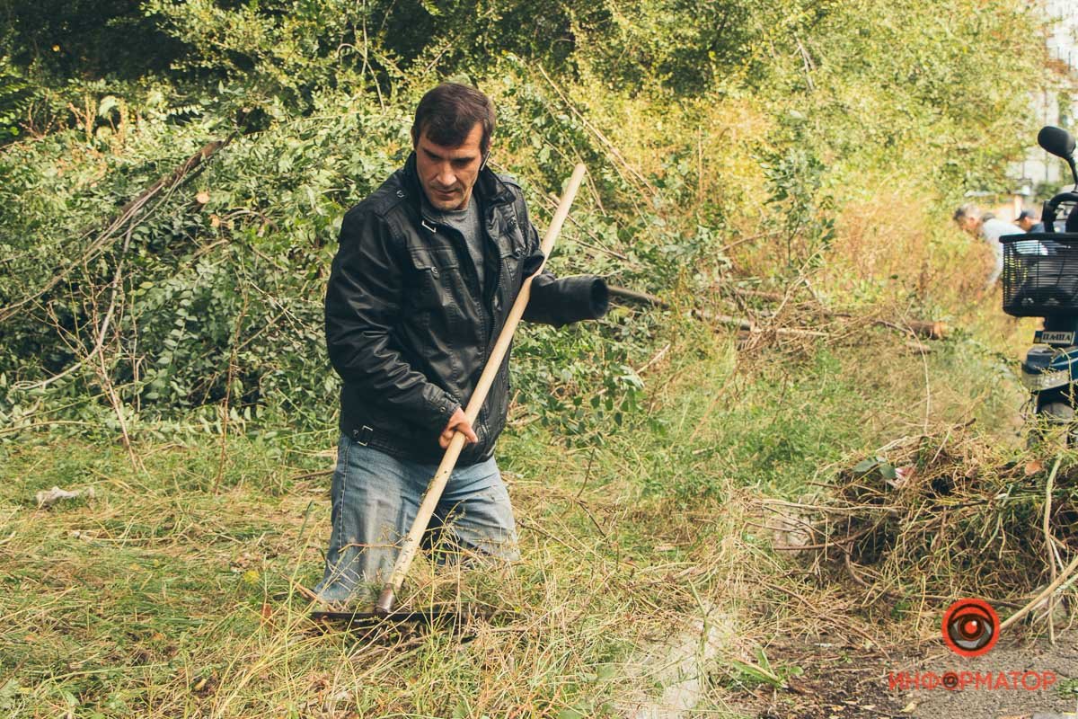 Люди несколько раз в год самостоятельно собираются на субботники Люди несколько раз в год самостоятельно собираются на субботники