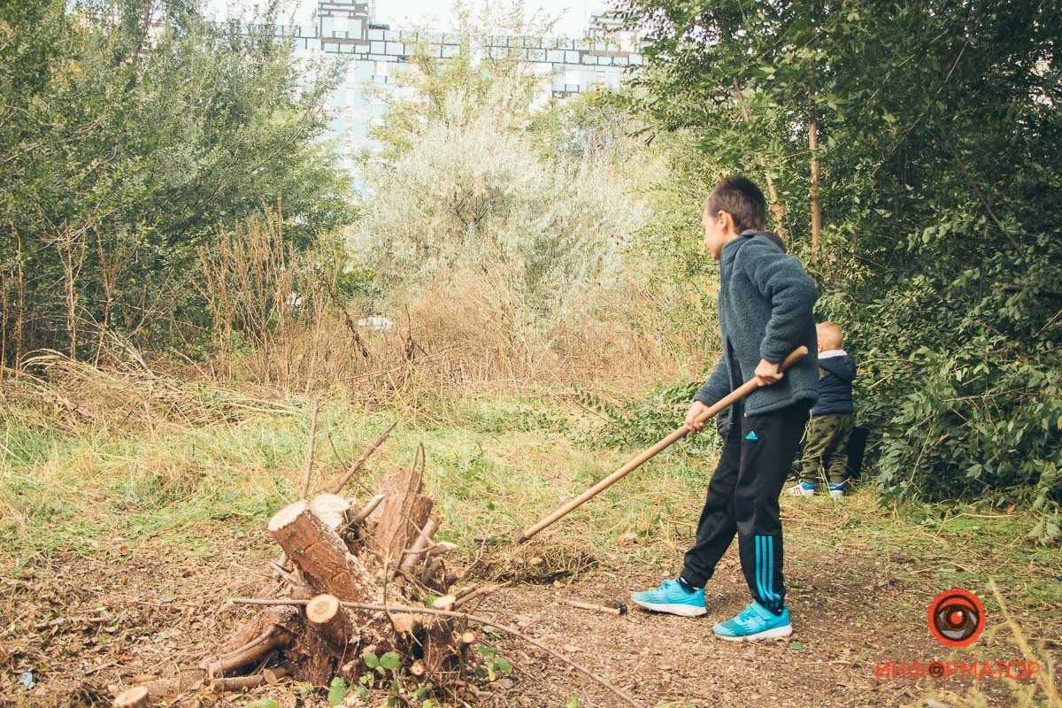 Дети - активные участники субботника Дети - активные участники субботника