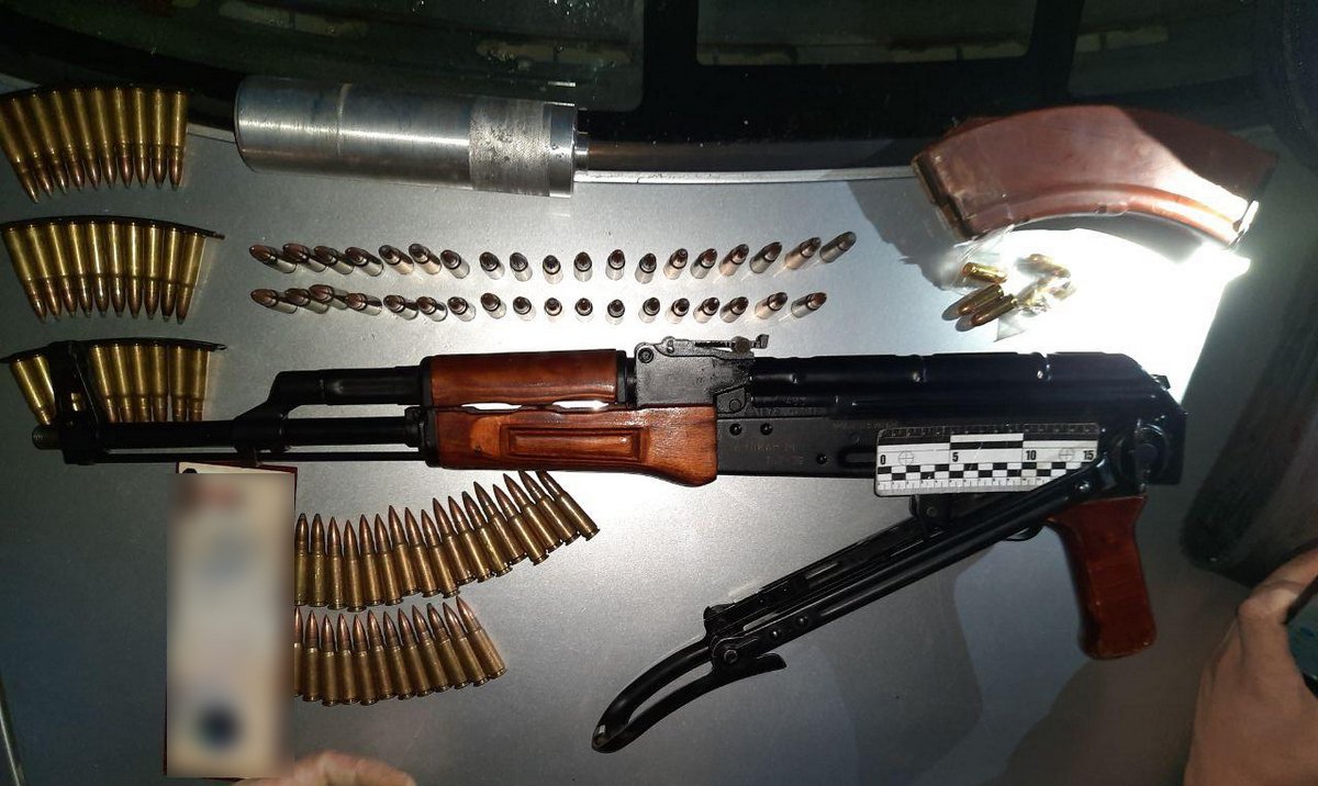 Помимо этого, правоохранители изъяли много боеприпасов Помимо этого, правоохранители изъяли много боеприпасов