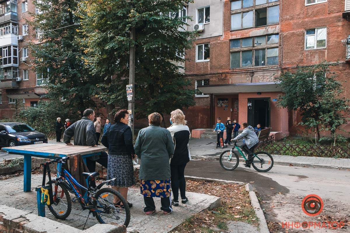 Местные жильцы увидели, что из окна квартиры идет дым, и сообщили об этом на линию 101 Местные жильцы увидели, что из окна квартиры идет дым, и сообщили об этом на линию 101