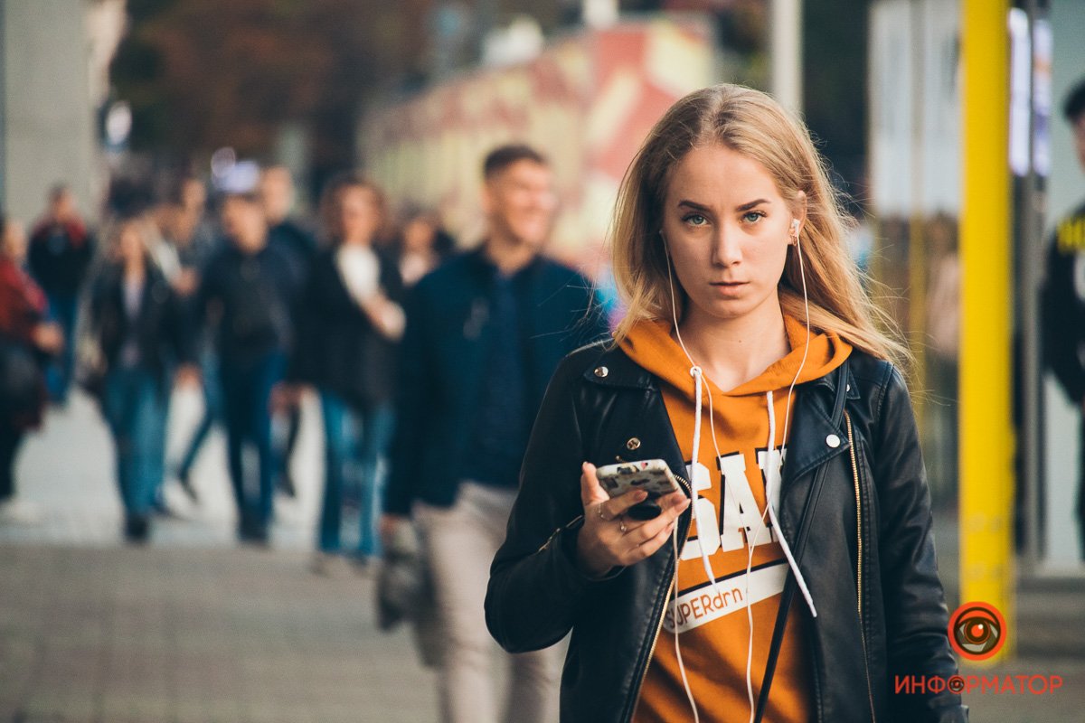— Почему ты постоянно ходишь в наушниках? — Они как подушка безопасности между мной и остальным миром. — Почему ты постоянно ходишь в наушниках? — Они как подушка безопасности между мной и остальным миром.