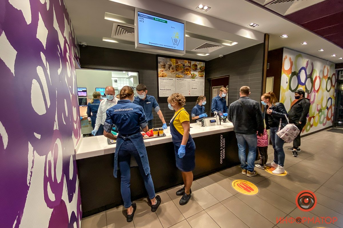 Ах да: у сотрудников новая униформа 